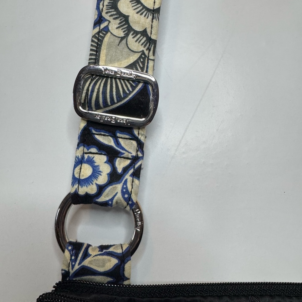 Vera Bradley Retired Snow Lotus Pattern Winter 2017‎ Shoulder Bag - Picture 3 of 5